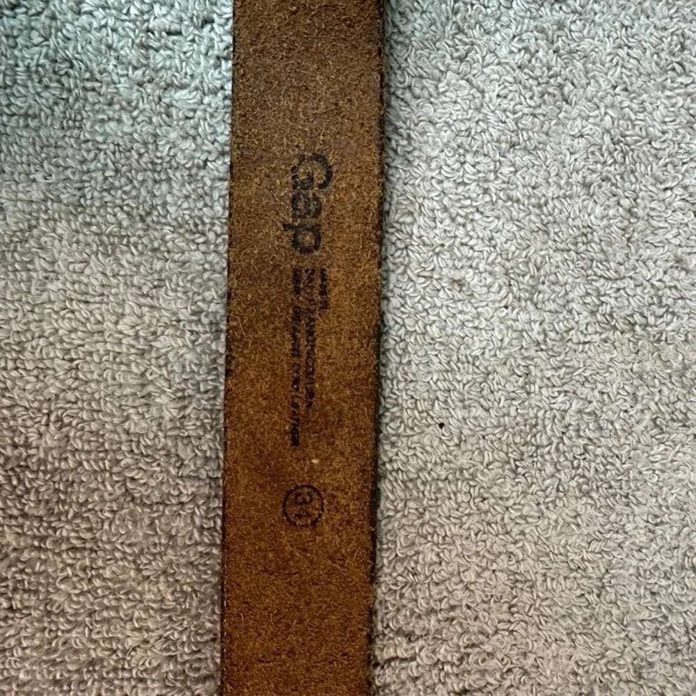 Gap Mens Genuine Leather Belt Brown Brass Buckle Size 34 Casual Rugged Classic